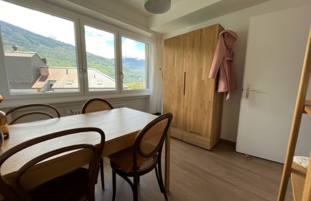 Essbereich mit Bergblick